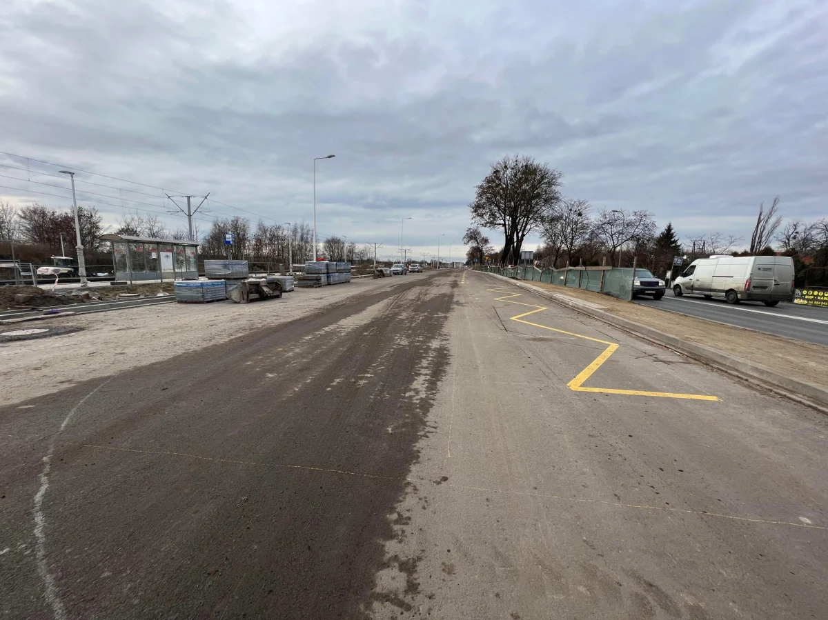 Od soboty, 14 stycznia kierowcy pojadą nową - blisko dwukilometrową jezdnią - ulicy Kosmonautów we Wrocławiu. Drogowcy rozpoczną przebudowę drugiej jezdni. Tej którą dotychczas odbywał się ruch samochodów.