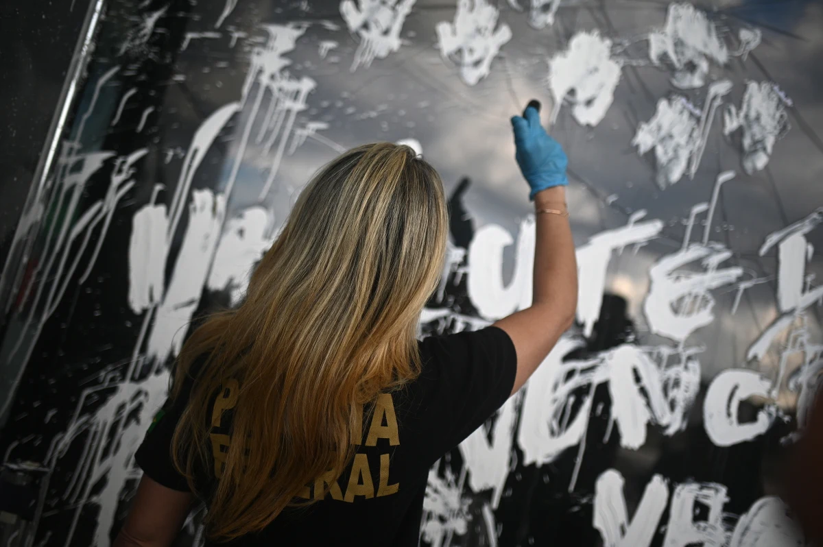 Sąd federalny w Brasilii nakazał w piątek zablokować majątek 52 osób i siedmiu firm, które miały sponsorować radykalnych zwolenników byłego prezydenta Brazylii Jaira Bolsonaro. Orzeczenie jest konsekwencją niedzielnego szturmu prawicowych manifestantów na budynki instytucji państwowych.