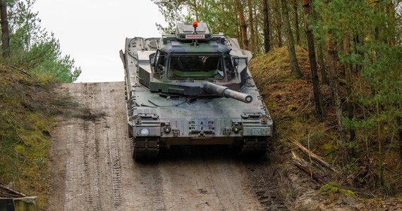 ​Niemcy w przyszłym tygodniu podejmą decyzję w sprawie dostaw czołgów Leopard na Ukrainę - podaje Bloomberg. Jak mówią źródła agencji, Berlin najprawdopodobniej zgodzi się na dozbrojenie Kijowa.