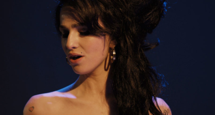 Producenci biograficznego filmu "Back to Black", opowiadającego historię życia Amy Winehouse, opublikowali pierwsze zdjęcie Marisy Abeli w roli tragicznie zmarłej wokalistki.