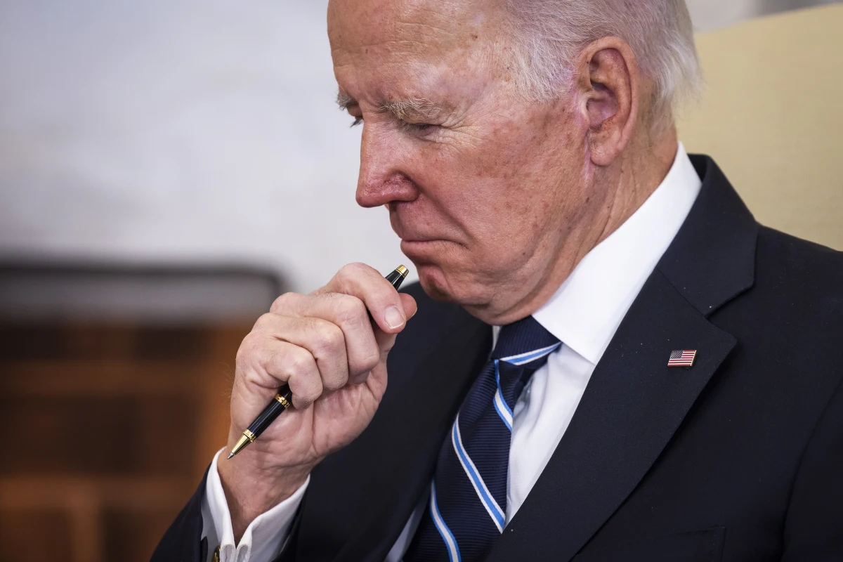 Prezydent Joe Biden w opałach po tym, jak w jego byłym biurze w Waszyngtonie, a także w garażu jego domu w Wilmington w stanie Delaware, odnaleziono tajne dokumenty z czasów administracji Baracka Obamy, kiedy to był wiceprezydentem. Dziennikarze stawiają pytania.