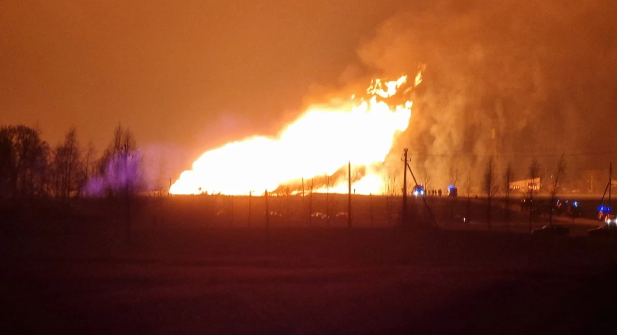 Eksplozja gazociągu w miejscowości Poswol na północy Litwy. Według doniesień płomienie sięgały wysokości około 50 metrów. Podjęto decyzję o ewakuacji okolicznych mieszkańców.