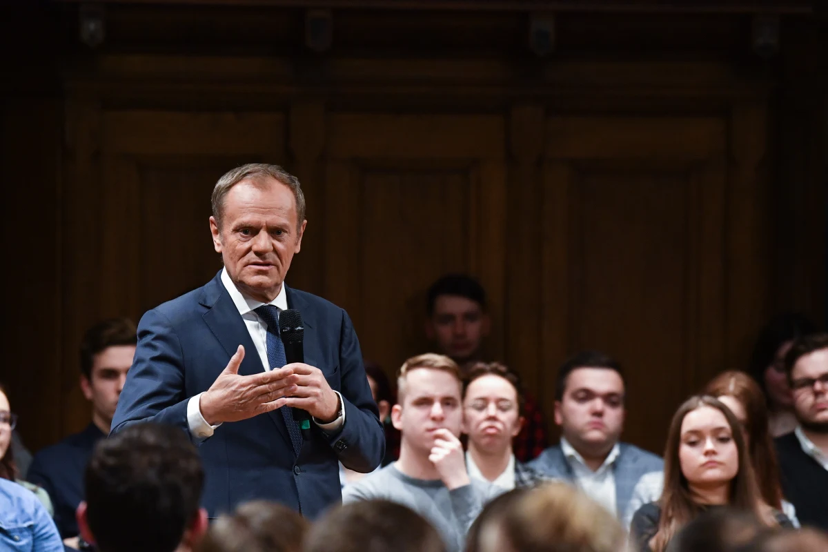 Pieniądze KPO są własnością Polek i Polaków, a nie tej czy innej ekipy rządowej. Podjęliśmy decyzję, żeby zagłosować za pieniędzmi europejskimi, bo mieliśmy świadomość - i najbliższe dni pokażą to, że mieliśmy rację - że ta propozycja może odblokować środki europejskie - podkreślił lider PO Donald Tusk.