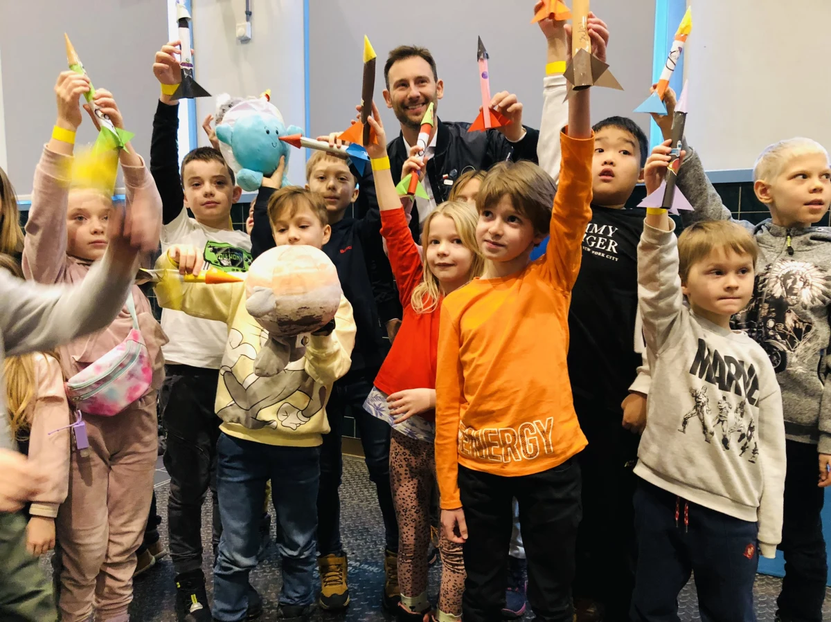 Czy na gwiazdę można polecieć? Które są najgorętsze i czy montuje się miotacze ognia na kosmicznych rakietach? Takie galaktyczne zagadnienia interesowały dzieci na warsztatach rakietowych z rezerwowym astronautą ESA – Sławoszem Uznańskim. Zajęcia zorganizowało Centrum Nauki i Techniki w EC 1 Łódź Miasto Kultury.
