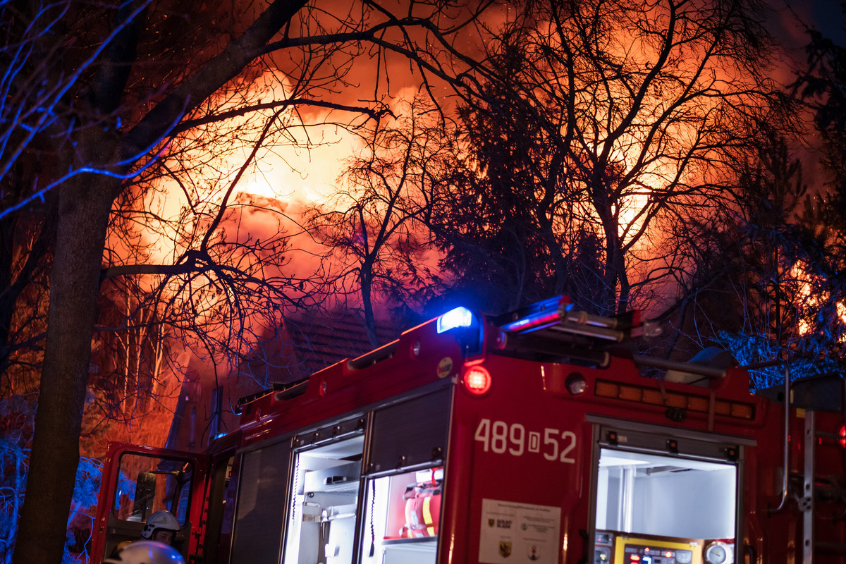 ​Strażacy dogaszają pożar dużego, dwukondygnacyjnego budynku drewnianego w Milanówku (pow. grodziski). Dwoje mieszkańców uciekło z domu przed ogniem, zanim przybyła straż pożarna. Nic im się nie stało.
