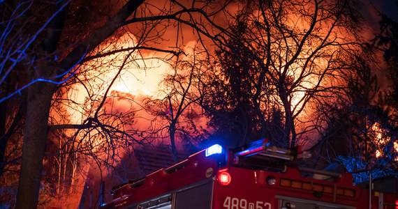 ​Strażacy dogaszają pożar dużego, dwukondygnacyjnego budynku drewnianego w Milanówku (pow. grodziski). Dwoje mieszkańców uciekło z domu przed ogniem, zanim przybyła straż pożarna. Nic im się nie stało.