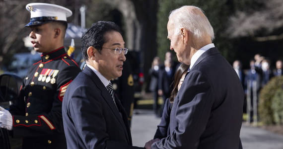 Prezydent Joe Biden pochwalił fundamentalne wzmocnienie zdolności obronnych Japonii i potwierdził zobowiązania USA do obrony tego kraju, również za pomocą broni jądrowej - głosi wspólne oświadczenie przywódców USA i Japonii po piątkowym spotkaniu w Białym Domu. Oba kraje zadeklarowały też dalszy sprzeciw wobec rosyjskiej agresji.