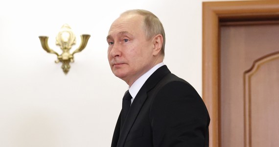 Prezydent Rosji Władimir Putin prawdopodobnie podejmuje działania mające na celu podważenie medialnych wysiłków założyciela grupy Wagnera Jewgienija Prigożyna - uważa Instytut Studiów nad Wojną. Biznesmen prowadzi szeroką kampanię, w której krytykuje armię rosyjską i wychwala najemników. Kreml chce to ukrócić, by nie pozwolić Prigożynowi za bardzo "urosnąć" w oczach rosyjskiego społeczeństwa.