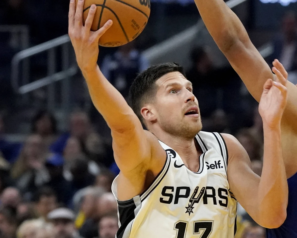 ​Jeremy Sochan zdobył cztery punkty, a jego Antonio Spurs przegrali u siebie z Golden State Warriors 113:144 w piątkowym meczu ligi NBA. Spotkanie w hali Alamodome obejrzała rekordowa w historii rozgrywek liczba widzów - 68 323.