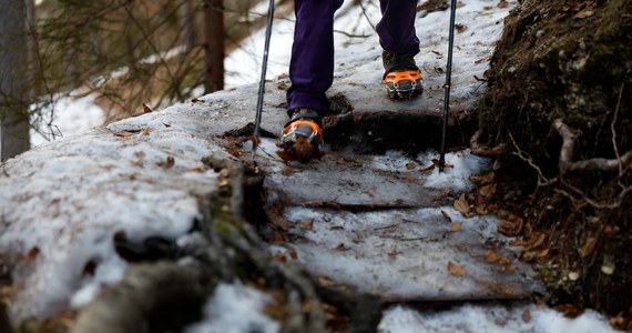 ​Trudne warunki panują na szlakach turystycznych w Beskidach. Powyżej 900 m n.p.m. leży śnieg. Szlaki są oblodzone. Turyści muszą mieć odpowiedni sprzęt. W sobotę rozpoczęły się ferie w woj. śląskim. Otwarte są niektóre trasy narciarskie.