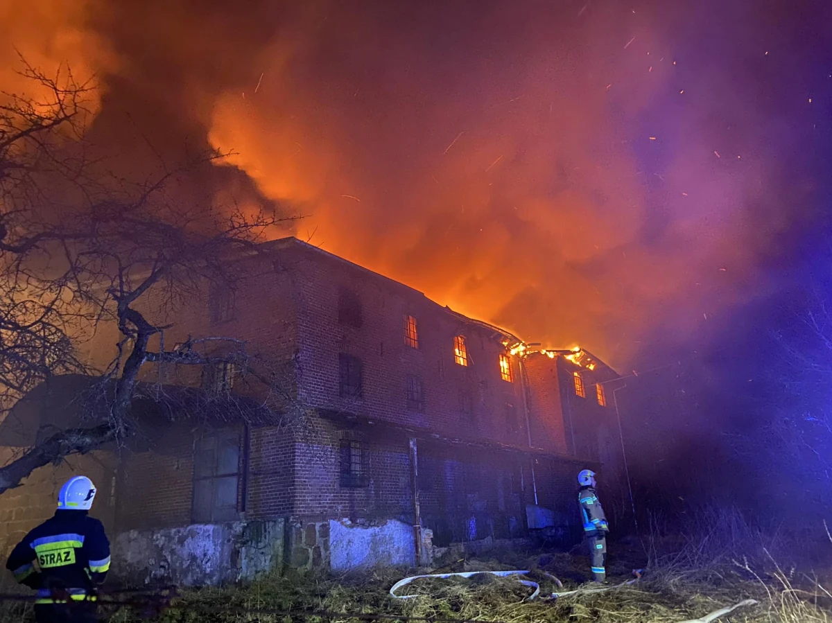 ​W nocy z piątku na sobotę w budynku dawnej gorzelni w Trzyniku w powiecie kołobrzeskim wybuchł duży pożar. Doszło do zawalenia się konstrukcji dachu. Na miejscu jest siedem zastępów straży pożarnej - poinformował rzecznik KW PSP w Szczecinie mł. bryg. Tomasz Kubiak.