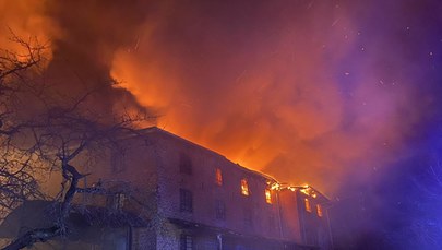 Zachodniopomorskie: Duży pożar budynku dawnej gorzelni w Trzyniku