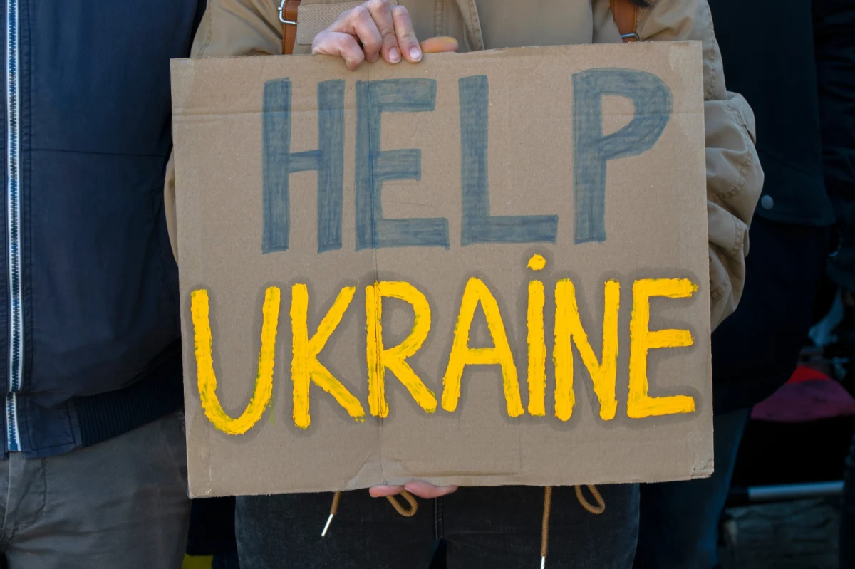 W trzy najbliższe niedziele na parkingu przy rzeszowskim ratuszu będą zbierane puszki i wosk do produkcji świec okopowych dla żołnierzy z Ukrainy. Mieszkańcy Rzeszowa mogą przynieść puszki (100-2000 g), ogarki świec lub parafinę w granulacie.