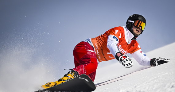Oskar Kwiatkowski zwyciężył w zawodach Pucharu Świata w szwajcarskim Scuol. Snowboardzista w finale slalomu giganta równoległego pokonał Włocha Mirko Felicettiego, który wypadł z trasy. W 1/8 finału odpadli za to Michał Nowaczyk i Aleksandra Król, a w eliminacjach poległa Weronika Biela-Nowaczyk.