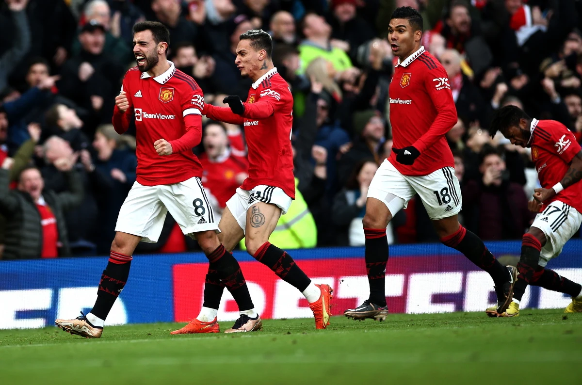 Piłkarze Manchesteru United w rozgrywanych w ramach 20. kolejki Premier League derbach miasta pokonali lokalnego rywala City 2:1. "Czerwone Diabły" odniosły dziewiąte kolejne zwycięstwo, licząc też rozgrywki pucharowe. Mistrz Anglii poniósł z kolei drugą z rzędu porażkę.