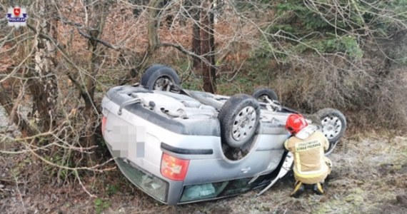 ​Do groźnie wyglądającego wypadku doszło w miejscowości Ulów w gminie Susiec (Lubelskie). Ze wstępnych ustaleń policjantów wynika, że 18-latek kierujący pojazdem osobowym nie dostosował prędkości do warunków panujących na drodze, w wyniku czego zjechał na pobocze i dachował.