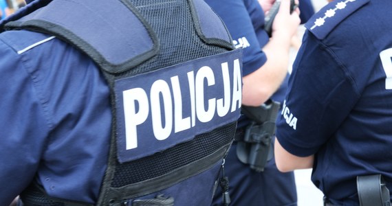 ​Do placówki medycznej w podwarszawskim Raszynie zgłosił się 32-latek z raną postrzałową nogi. W związku z tą sprawą policja zatrzymała jedną osobę.