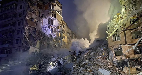 Ukraińskie władze odwołały w sobotę wieczorem alarm bombowy na terytorium całego kraju, ogłoszony z powodu zmasowanego ataku rakietowego sił rosyjskich. Jeden z pocisków uderzył m.in. w blok w mieście Dniepr w środkowo-wschodniej części kraju. Zginęło co najmniej 10 osób, a ponad 60 zostało rannych. Trwa wydobywanie ludzi spod ruin budynku. Uszkodzone zostały ponadto obiekty cywilnej infrastruktury krytycznej w obwodzie lwowskim i charkowskim.