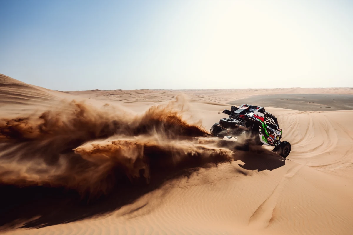 Eryk Goczał z Energylandia Rally Team wygrał 13. etap Rajdu Dakar w klasie lekkich pojazdów SSV (UTV) i przed ostatnim dniem traci niespełna trzy i pół minuty do lidera Litwina Rokasa Baciuski, który w sobotę uzyskał drugi czas. Jakub Przygoński (Mini) był szósty wśród kierowców samochodów.