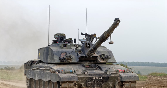 ​Biuro brytyjskiego premiera Rishiego Sunaka sprecyzowało w sobotę późnym wieczorem, że Ukraina otrzyma w najbliższym czasie 14 czołgów Challenger 2, a także ogłosiło przekazanie około 30 samobieżnych armatohaubic AS90.