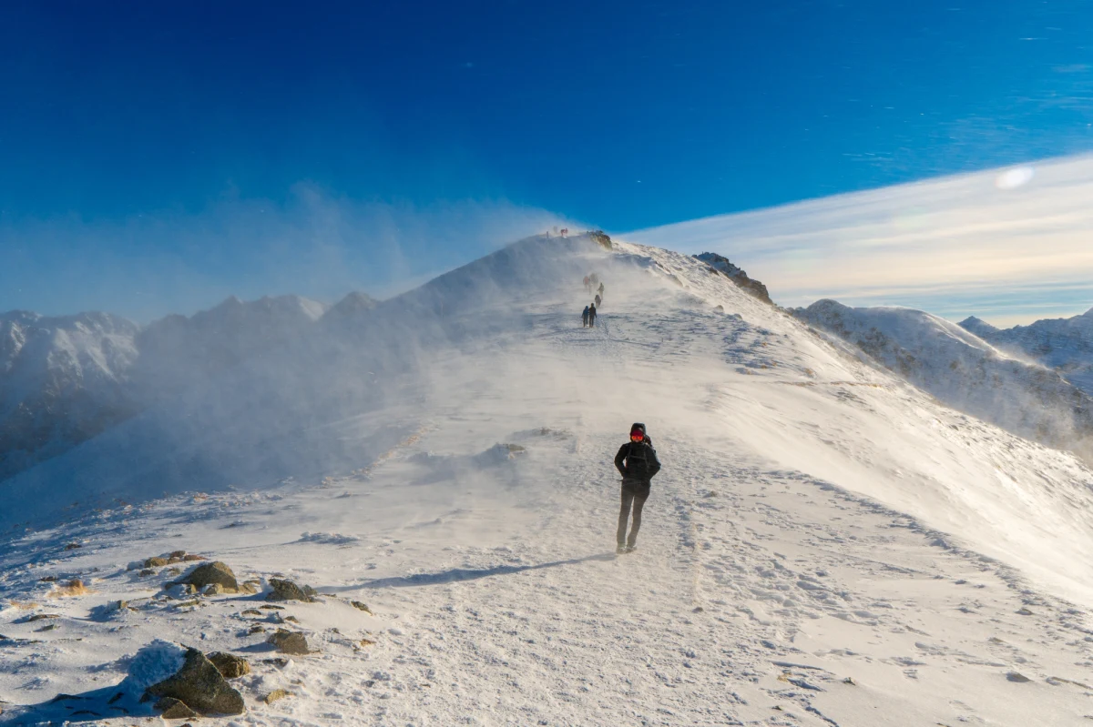 ​W nocy z soboty na niedzielę w Tatrach zaczął wiać silny wiatr, osiągający prędkość w porywach do 100 km/h. Temperatura na szczycie spadła do -8 st. C. Z uwagi na silny wiatr wstrzymano kursowanie kolejki linowej na Kasprowy Wierch.