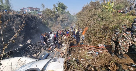 Co najmniej 69 osób zginęło w tragedii samolotu lokalnych linii lotniczych w Nepalu. Maszyna rozbiła się w środkowej części kraju. Pojawiły się doniesienia, że niektóre osoby będące na pokładzie przeżyły. 