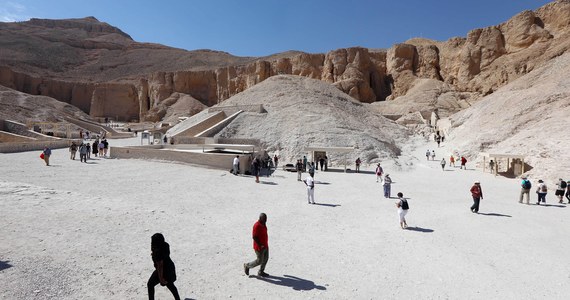 Egipskie władze poinformowały o odkryciu w Luksorze starożytnego grobowca liczącego około 3,5 tys. lat. Według archeologów zawiera on szczątki królewskie z okresu XVIII dynastii, której przedstawiciele rządzili starożytnym państwem w latach jego największego rozkwitu. 