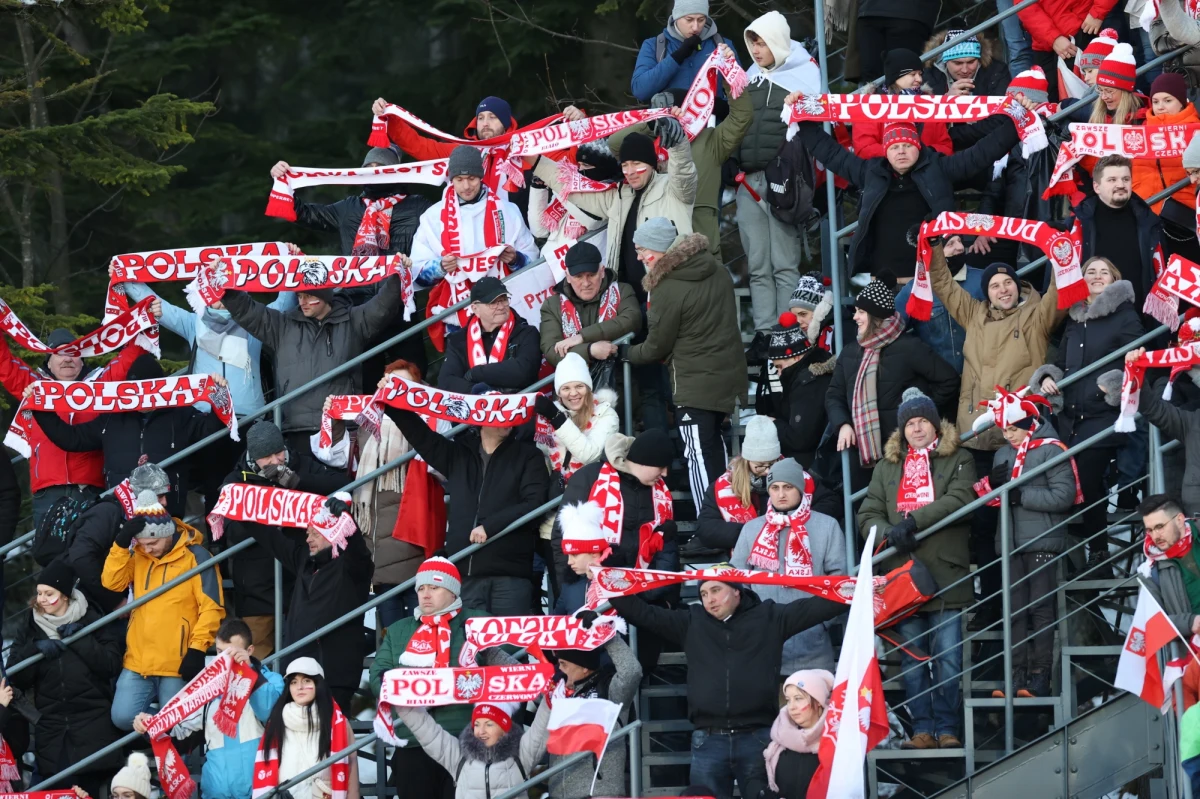 Około 25 tys. kibiców oglądało w sobotę w Zakopanem, na trybunach Wielkiej Krokwi i na terenach przyległych, konkurs drużynowy Pucharu Świata w skokach narciarskich. Zarówno podczas zawodów, jak i po skokach, nie doszło do żadnych poważniejszych incydentów - podsumował rzecznik zakopiańskiej policji asp. sztab. Roman Wieczorek.