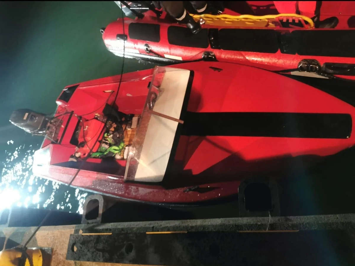 ​Trzech nurków z Hiszpanii uratowali gdańscy ratownicy w nocy z soboty na niedzielę w rejonie Górek Zachodnich. Ich motorówka miała awarię i nurkowie nie mogli wrócić na brzeg.