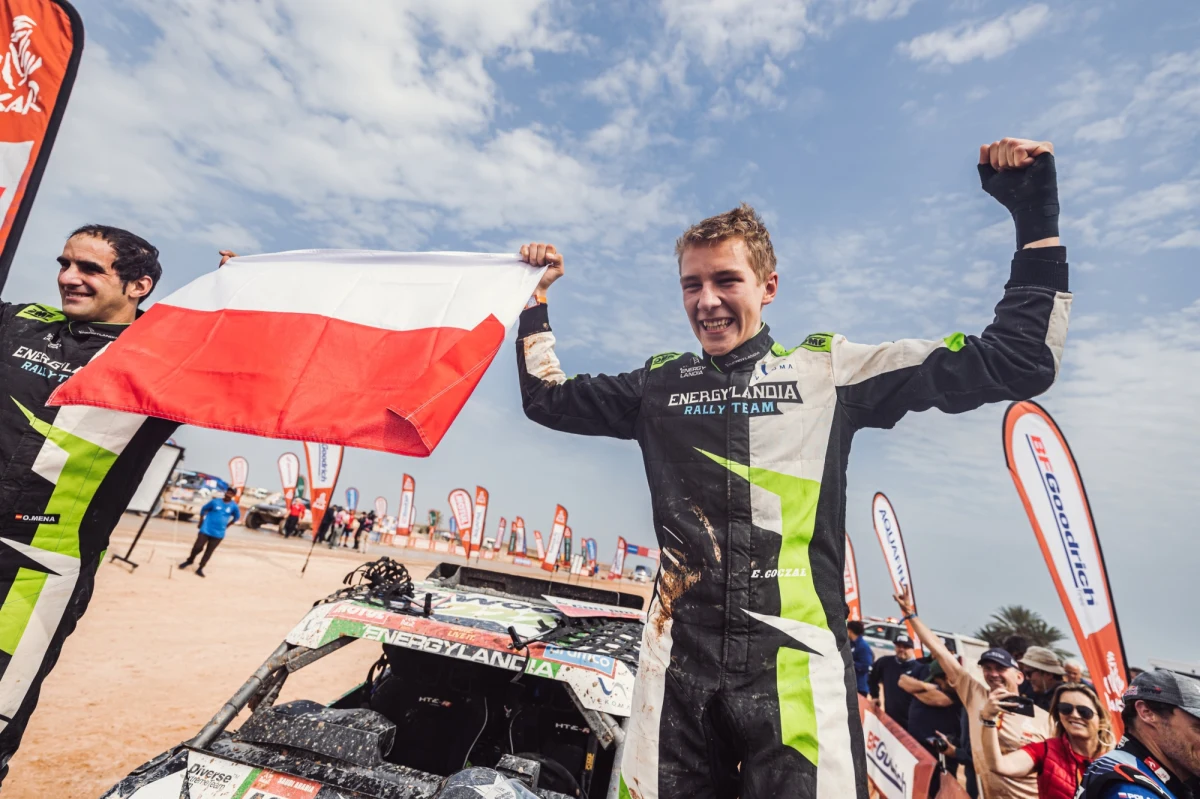 Ogromny sukces Polaka w Rajdzie Dakar! Najmłodszy kierowca w całej imprezie 18-letni Eryk Goczał z pilotem Oriolem Meną z ekipy Energylandia Rally Team wygrał rajd w klasie lekkich pojazdów SSV.