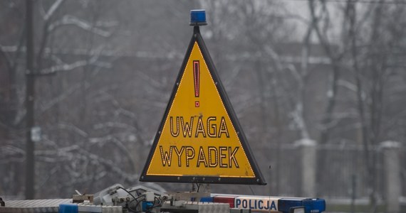 Prokuratura Rejonowa w Grójcu na Mazowszu wszczęła śledztwo w sprawie śmiertelnego potrącenia kilka dni temu w Warce motorowerzysty przez ciężarówkę - poinformowała PAP rzeczniczka Prokuratury Okręgowej w Radomiu Agnieszka Borkowska. 
