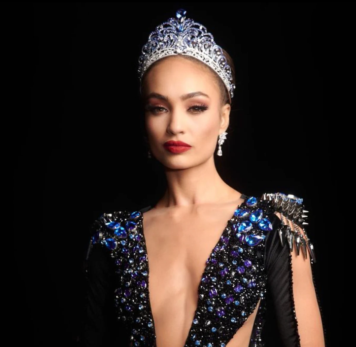 28-letnia Amerykanka R’Bonney Gabriel wygrała 71. edycję konkursu Miss Universe. Nasz kraj reprezentowała Miss Polski 2022 – 23-letnia Aleksandra Klepaczka z Bukowca w woj. łódzkim.
