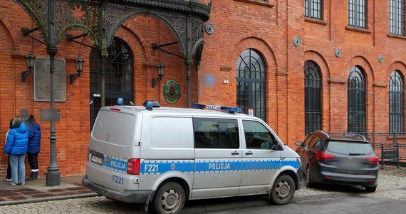 Ciała kobiety i mężczyzny z ranami kłutymi ujawniono w niedzielę nad ranem w Łodzi - dowiedziało się radio RMF FM. W związku ze sprawą zatrzymano 35-letniego znajomego ofiar.