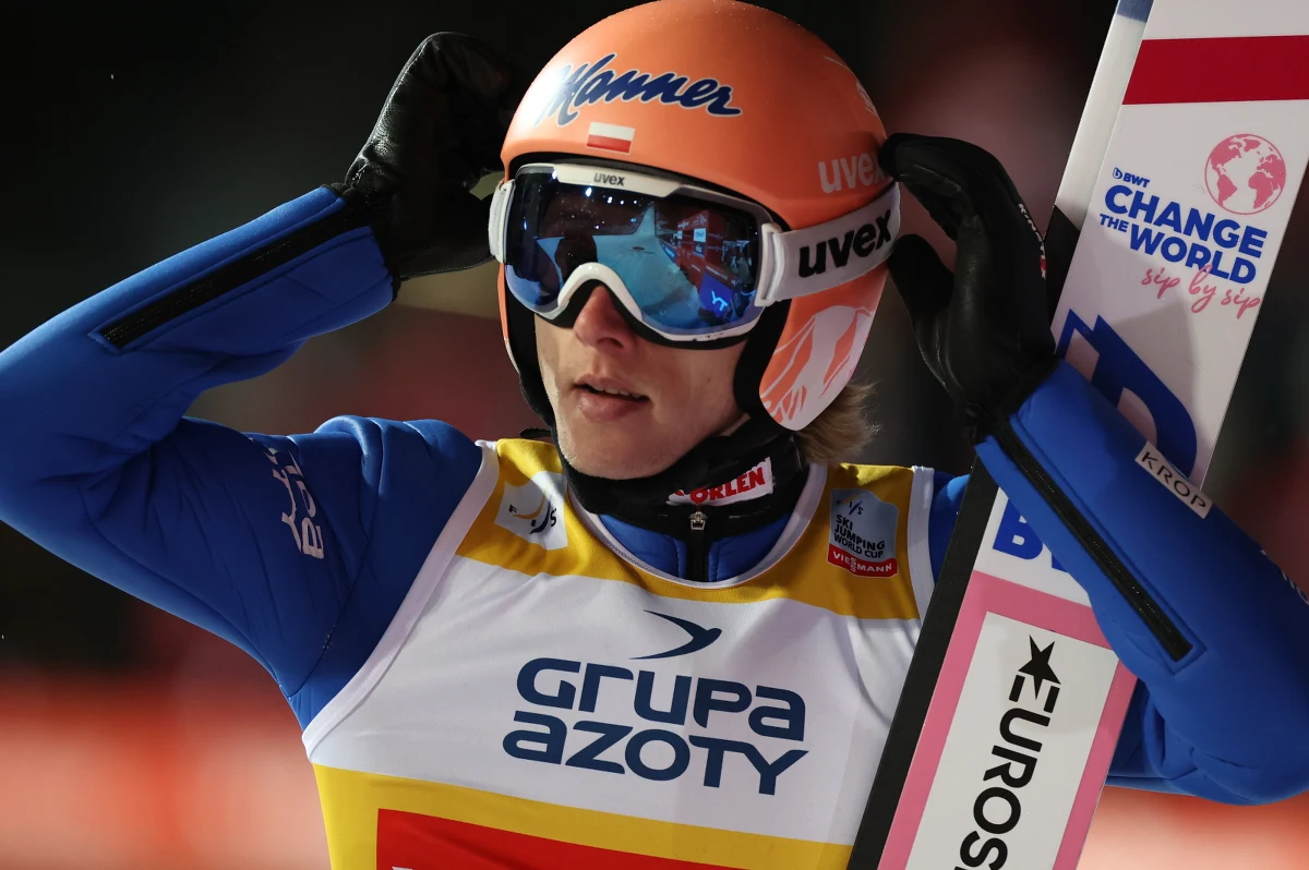 Dawid Kubacki zajął drugie miejsce w konkursie Pucharu Świata w Zakopanem. Zwyciężył Norweg Halvor Egner Granerud, któremu sprzyjające warunki pozwoliły skoczyć aż 141 m, przy 124 m Polaka. Na najniższym stopniu podium stanął Austriak Stefan Kraft. Sensacją był brak awansu do serii finałowej Piotra Żyły, który zajął 39. miejsce.