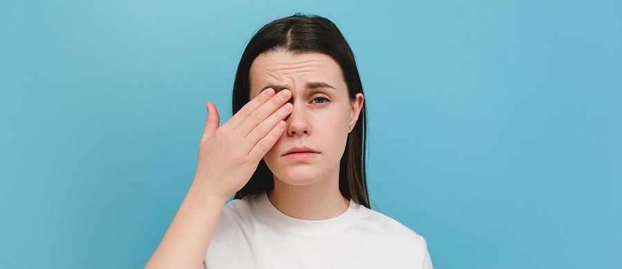 Rozmyte, niejasne, nieostre widzenie, to najczęstsze zaburzenia wzroku. Dlatego, że jest coraz bardziej powszechne, często jest bagatelizowane. Zaburzenia wzroku mogą oznaczać, że czas na okulary. Jednak czasem mogą sygnalizować poważną chorobę. Poznaj 11 powodów, przez które możesz mieć problemy ze wzrokiem.