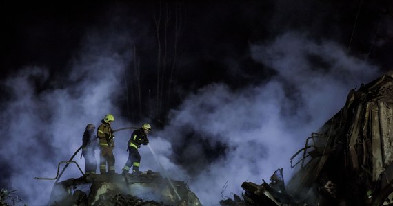 Według ostatnich danych, 35 osób zginęło w wyniku uderzenia rosyjskiej rakiety w blok mieszkalny w mieście Dniepr. Jak przekazał wieczorem ukraiński prezydent Wołodymyr Zełenski, los ponad 30 mieszkańców budynku pozostaje nieznany.