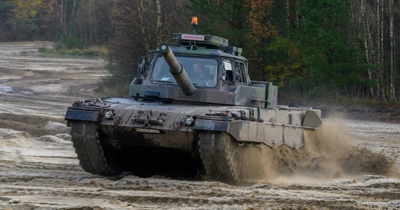 Niemiecki koncern zbrojeniowy Rheinmetall mógłby dostarczyć czołgi Leopard 2 na Ukrainę najwcześniej w 2024 roku - powiedział w rozmowie z dziennikiem "Bild" Armin Papperger, szef koncernu. Nawet jeśli niemiecki rząd zdecyduje się na ich przekazanie jutro, naprawa wycofanych z eksploatacji czołgów zajęłaby "prawie rok".