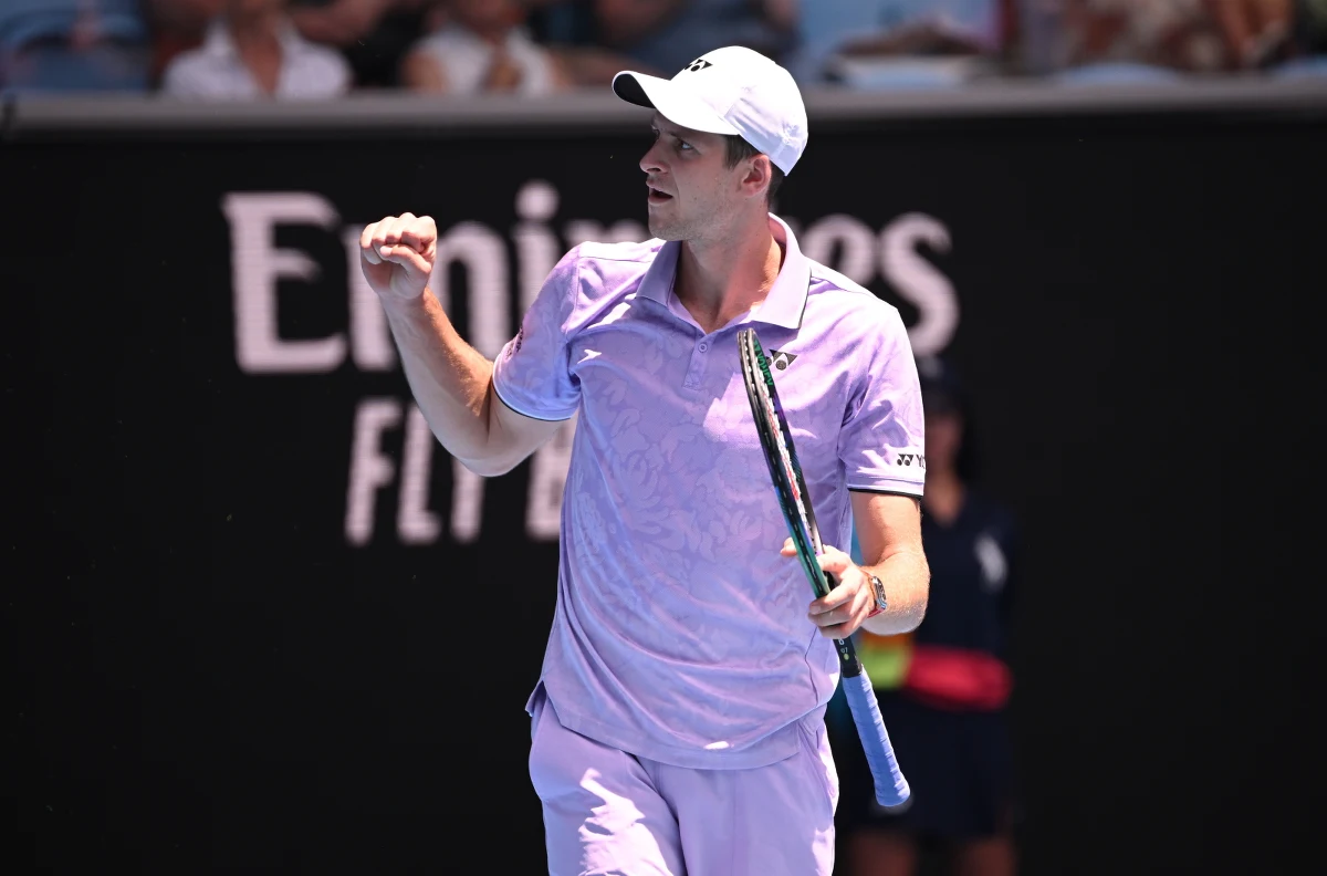 ​Hubert Hurkacz pokonał hiszpańskiego tenisistę Pedro Martineza 7:6 (7-1), 6:2, 6:2 i awansował do drugiej rundy wielkoszlemowego turnieju Australian Open w Melbourne. Kolejnym rywalem Polaka będzie Włoch Lorenzo Sonego.