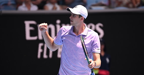 ​Hubert Hurkacz pokonał hiszpańskiego tenisistę Pedro Martineza 7:6 (7-1), 6:2, 6:2 i awansował do drugiej rundy wielkoszlemowego turnieju Australian Open w Melbourne. Kolejnym rywalem Polaka będzie Włoch Lorenzo Sonego.