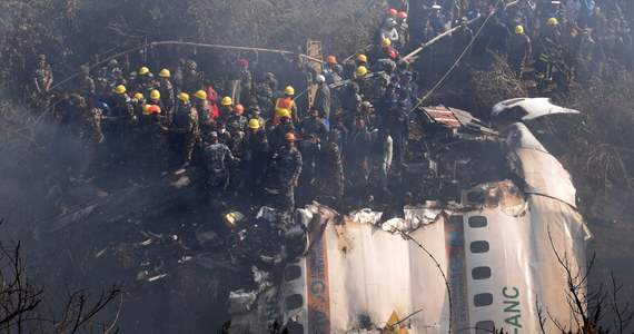 Ratownicy wznowili poszukiwania czterech osób wciąż zaginionych po największej katastrofie lotniczej w Nepalu od 30 lat - poinformowały w poniedziałek rano władze tego kraju. Odnaleziono czarne skrzynki.