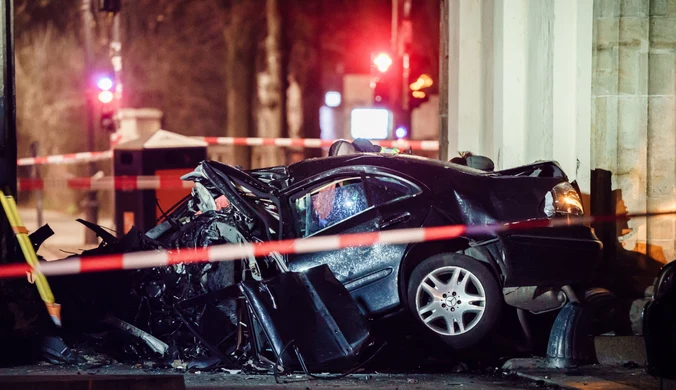 Mercedes wjechał w Bramę Branderburską, w środku zwłoki. MSZ: Zginął Polak