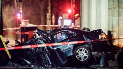 Mercedes na polskich tablicach rejestracyjnych wjechał w Bramę Brandenburską