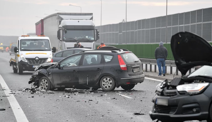 Karambol na drodze S74. Zderzyło się około 40 aut. Są poszkodowani