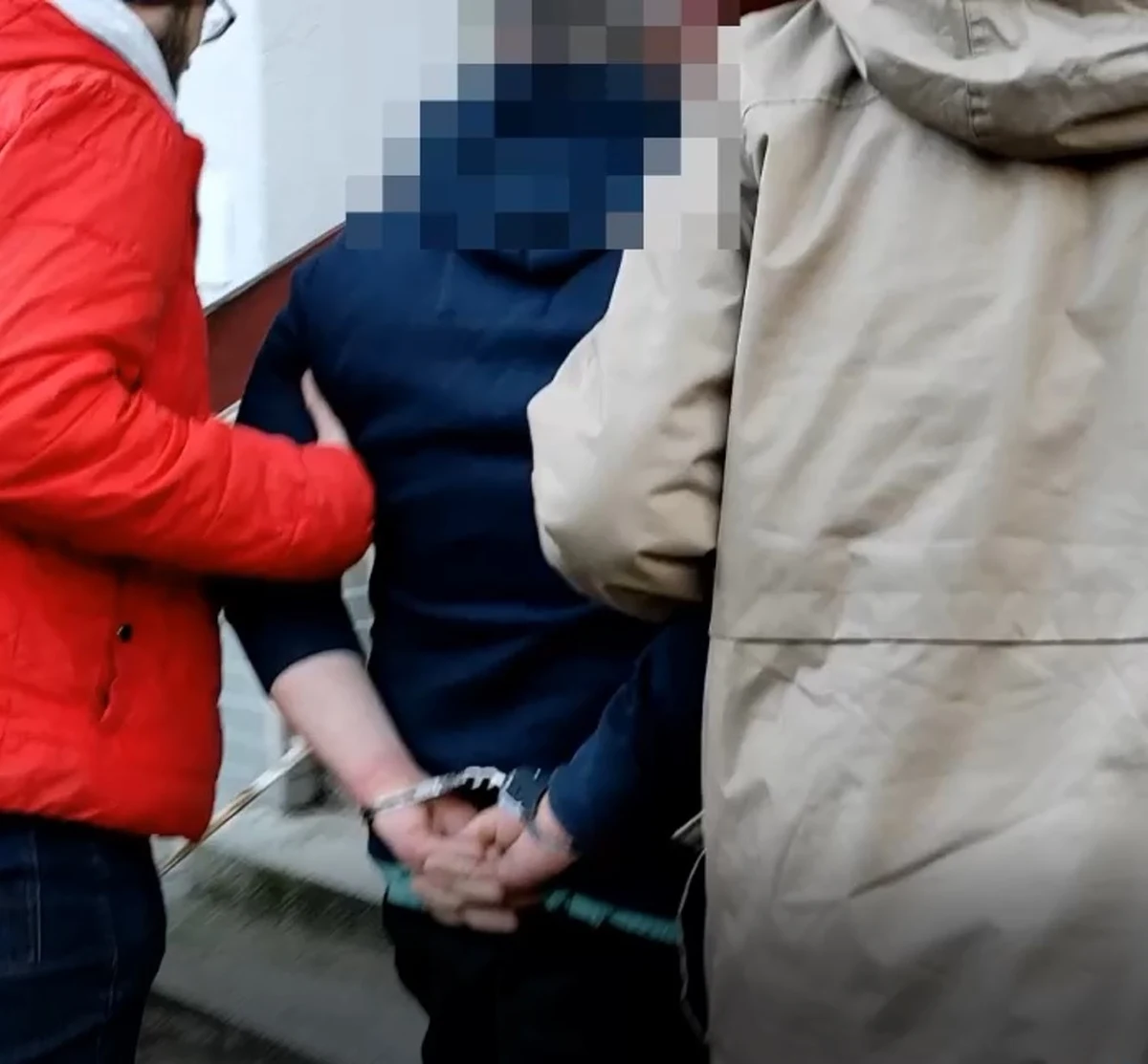 Współwłaściciele jednej z poznańskich klinik medycyny estetycznej i lekarz zostali zatrzymani w związku z podejrzeniami, że zabiegi chirurgiczne w placówce wykonywała osoba bez stosownych uprawnień. Przynajmniej dwie z pacjentek, po takich operacjach w ciężkim stanie trafiły do szpitala.