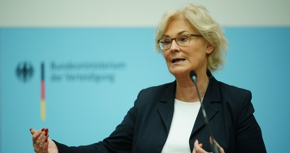 Minister obrony Christine Lambrecht podała się do dymisji – poinformował resort w oświadczeniu. W wydanym oświadczeniu podkreśliła, że „media miesiącami skupiały się na jej osobie”, co utrudniało jej pracę dla Bundeswehry i podejmowanie decyzji, dotyczących "polityki bezpieczeństwa w interesie obywateli Niemiec". O jej spodziewanej dymisji niemieckie media informowały od piątku.