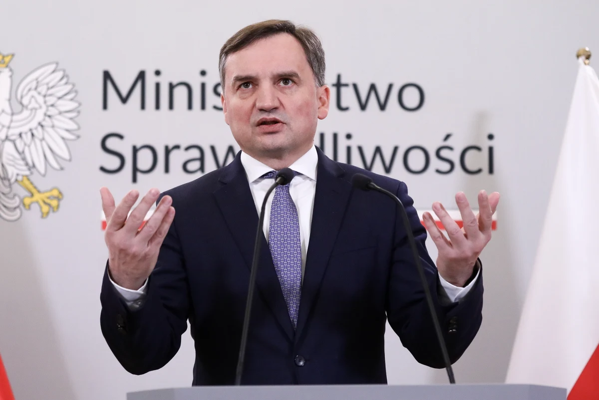 Zwracam się do prezydenta Andrzeja Dudy o zainicjowanie debaty na temat KPO. Każdy świadomy wyborca powinien znać informacje na ten temat; to w istocie ukryty, drogi kredyt oraz obowiązek realizacji polityki klimatycznej - oświadczył minister sprawiedliwości, szef Solidarnej Polski Zbigniew Ziobro.