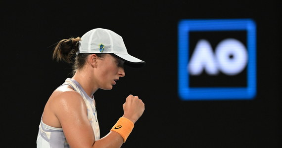 Iga Świątek, liderka światowego rankingu WTA, awansowała do drugiej rundy wielkoszlemowego turnieju Australian Open w Melbourne. Na otwarcie Polka pokonała 6:4, 7:5 Niemkę Julę Niemeier.