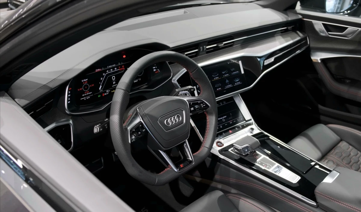 Dwoje dzieci w wieku 9 i 10 lat wiózł samochodem kompletnie pijany ojciec. Mężczyzna, zatrzymany w gminie Opoczno, miał prawie 2,8 promila alkoholu w organizmie. Nigdy nie posiadał prawa jazdy. Samochodem podróżowała też jego pijana partnerka.

