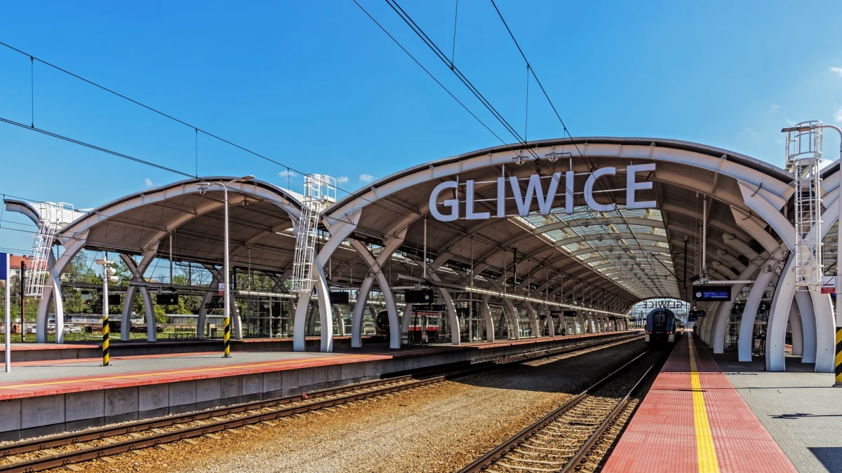 Sąd aresztował dwóch nastolatków, którzy kilka dni temu zaatakowali pracowników ochrony gliwickiego dworca kolejowego, zadając im ciosy nożem. Ochroniarze z ranami kłutymi trafili do szpitala. Podejrzani usłyszeli zarzuty dotyczące udziału w bójce z użyciem niebezpiecznego narzędzia.

