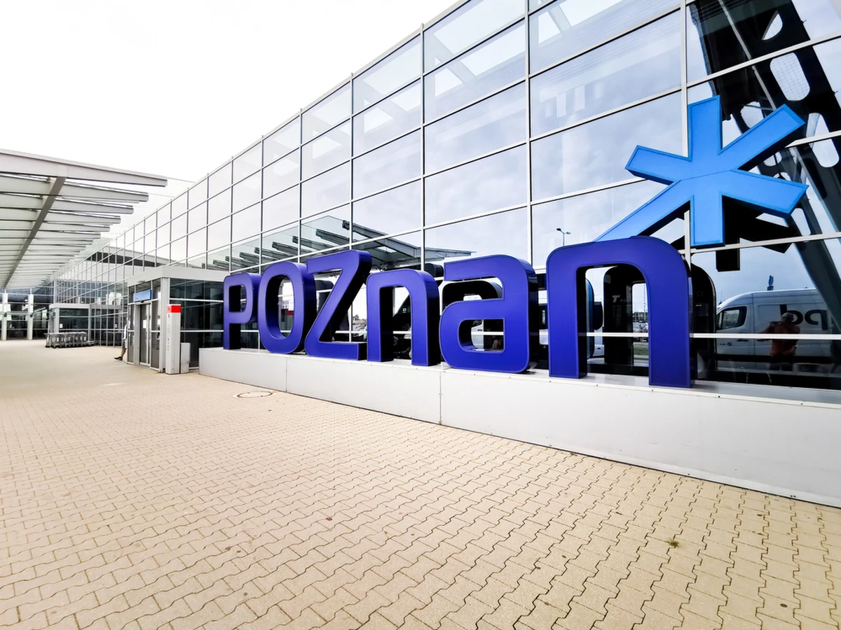 500 zł grzywny grozi pasażerowi, który  miał wylecieć z Poznania do Egiptu. Mężczyzna był pijany, miał 2,4 promila alkoholu w organizmie i awanturował się, dlatego kapitan samolotu wezwał na pomoc Straż Graniczną, a pasażer trafił na izbę wytrzeźwień.